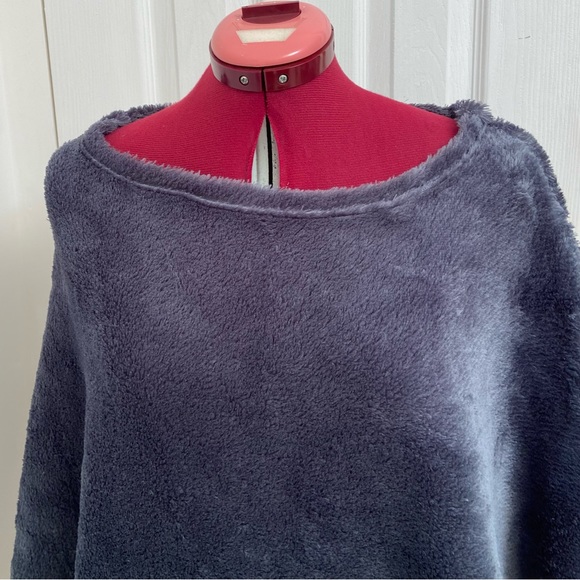 Handmade women blanket fur pullover poncho. Size S/M. Used. - Picture 3 of 8